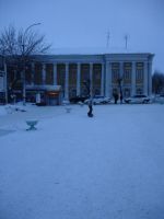 Русские танки на улицах Лондонаю Антон на фоне гостиницы "Цемент"