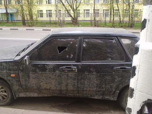 в машинку кто-то пострелял, стояла у магазина